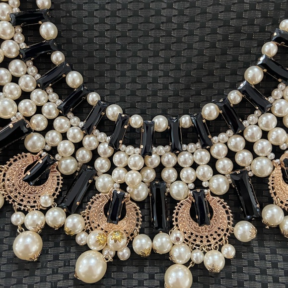 Bebe statement necklace NWT purchased at the Bebe store in Atlantic City - Picture 4 of 5